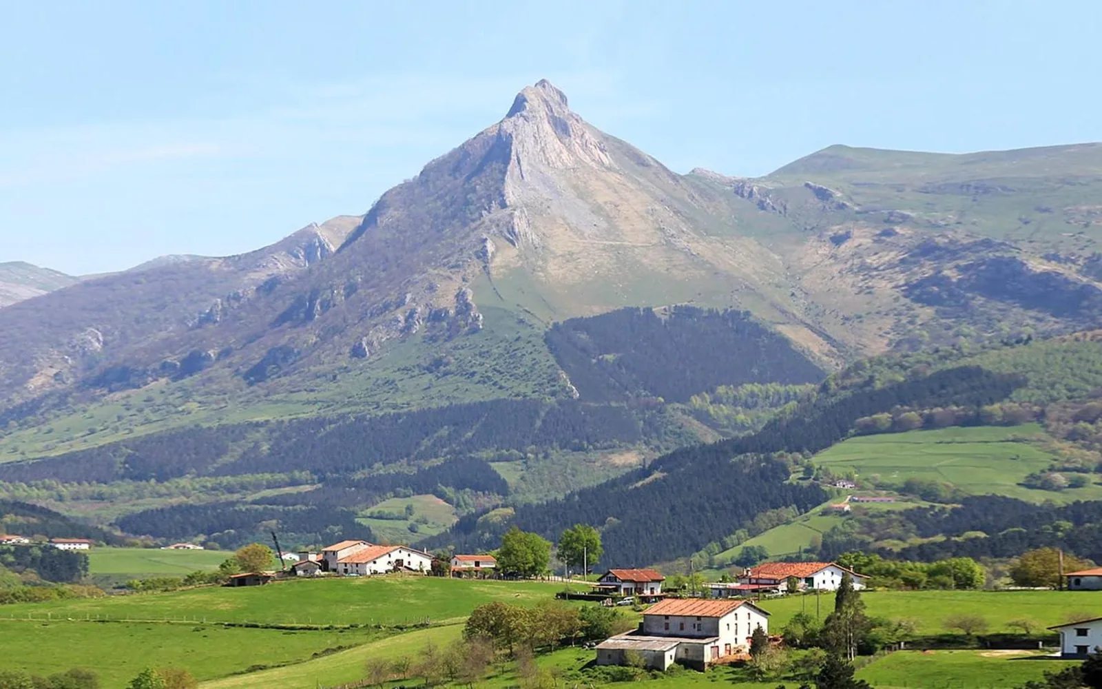 Senderismo para todos en las montañas más bonitas de Gipuzkoa