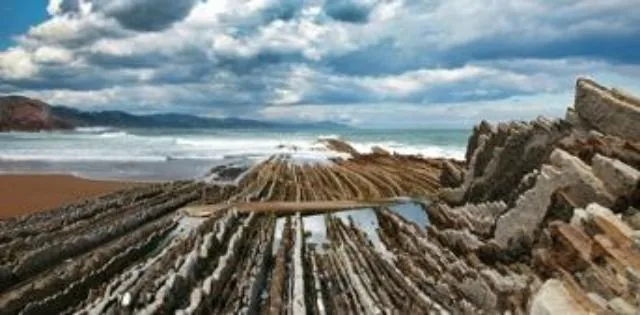 Deba: naturaleza y secretos milenarios